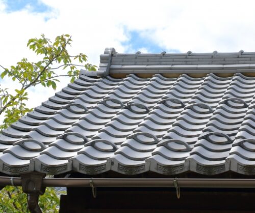 【屋根リフォーム】工事の方法と屋根材の種類や特徴をご紹介！